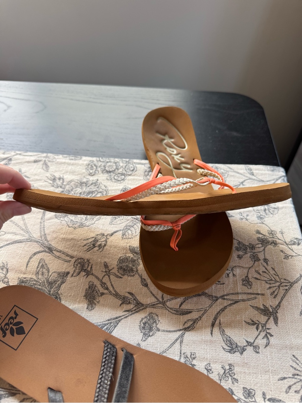 Reef & Roxy Women's flip flops - Picture 4 of 5